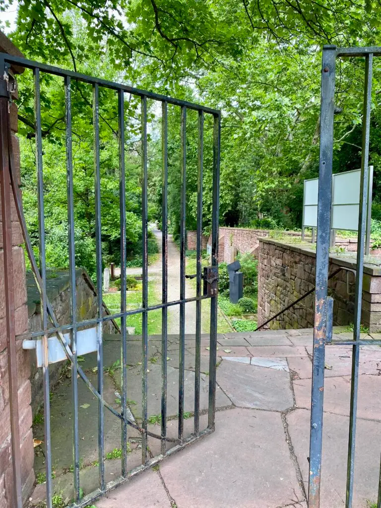 Eingang zum Friedhof